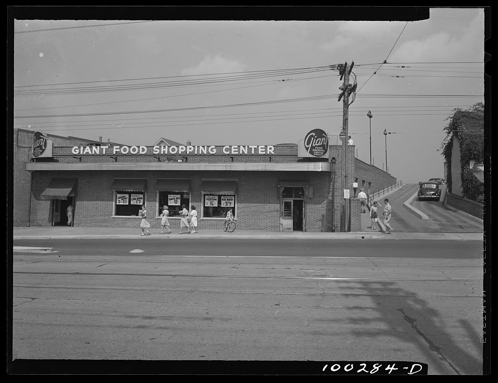 Giant Food shopping center on Wisconsin Avenue, 1942