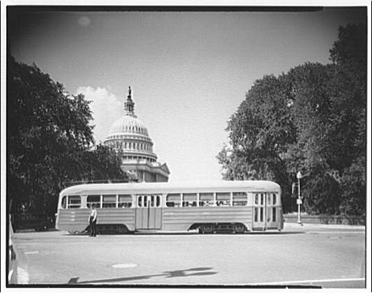Streetcar in front of the Capitol, 1930s